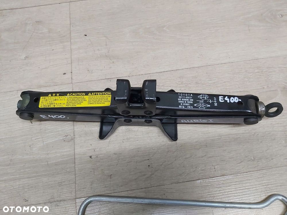 Toyota Auris I lewarek podnośnik pokrętka 09111-05031 - 2