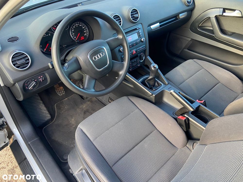 Audi A3 3-drzwiowe 1.6 Attraction - 12
