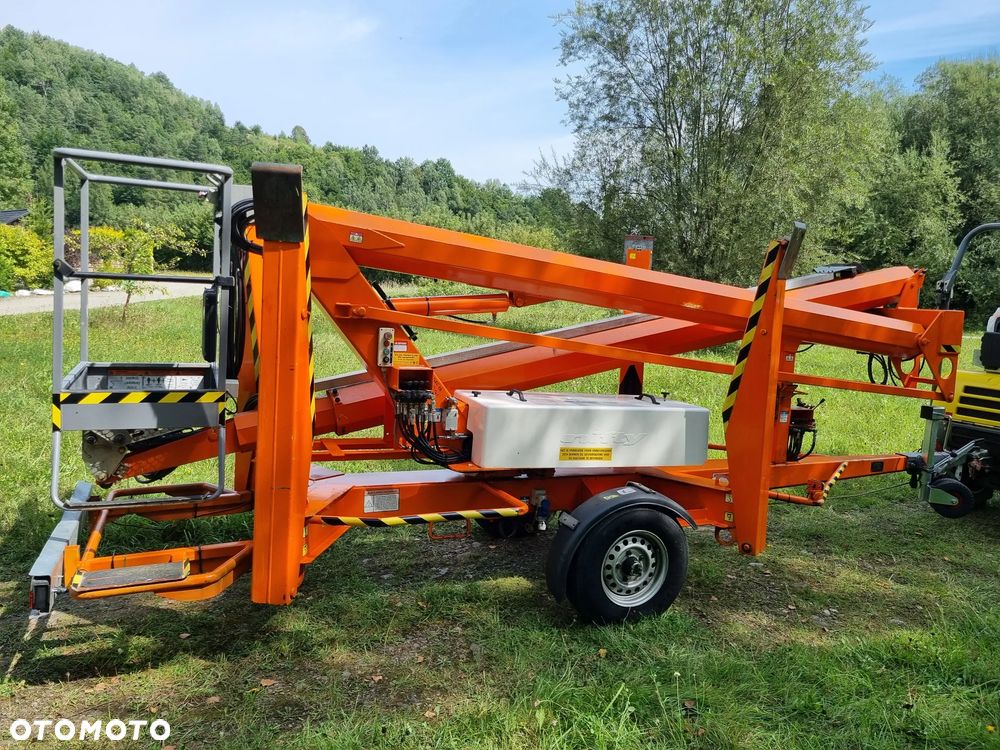 Nifty 170 HAC Zwyżka koszowa 17 metrów Podnośnik. jak Nowa z salonu 2015rok. PRĄD 230v. 4 sekcje sterowania na dole Nowy model! Z komuny Norweskiej. Używana była 1 raz do roku. Serwisowana w DEKRA do końca OKAZJA. Zwyżka Obrotowa. Poziomowanie kosza. Pełna Hydraulika. Ani deka luzów i wycieków. Zadbany sprzęt. Posiadam 2 identyczne sztuki. Druga z 2020 roku! - 23