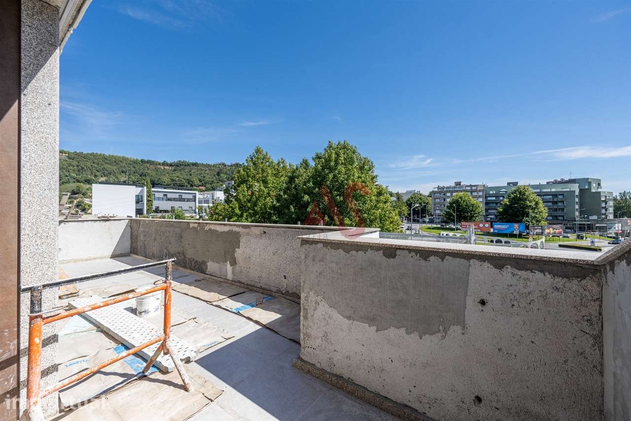 T2 RECUADO NO ÚLTIMO ANDAR COM TERRAÇO NO CENTRO DE FELGUEIRAS - Grande imagem: 4/19