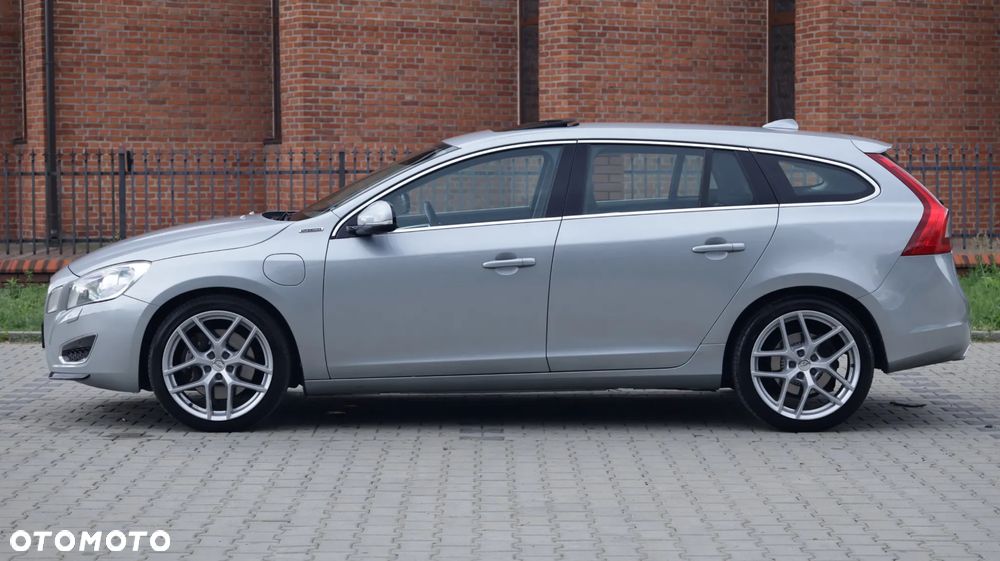 Volvo V60 D6 AWD Plug-in Hybrid R-Design Summum - 4