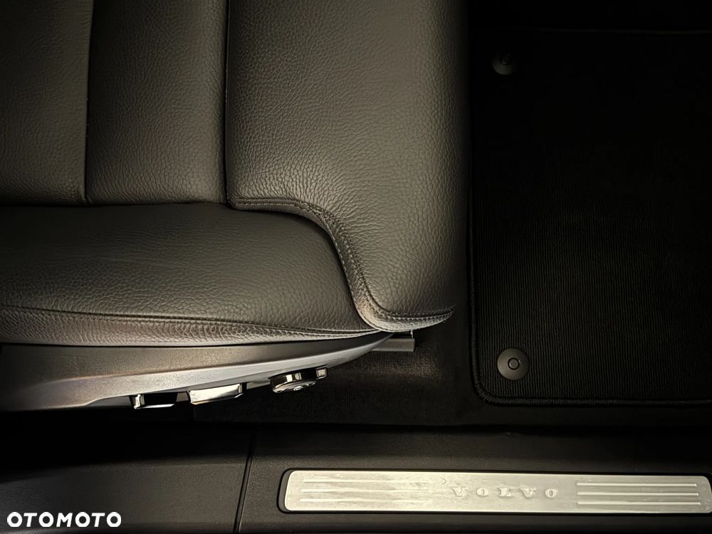 Volvo XC 60 B4 D AWD Plus Dark - 29