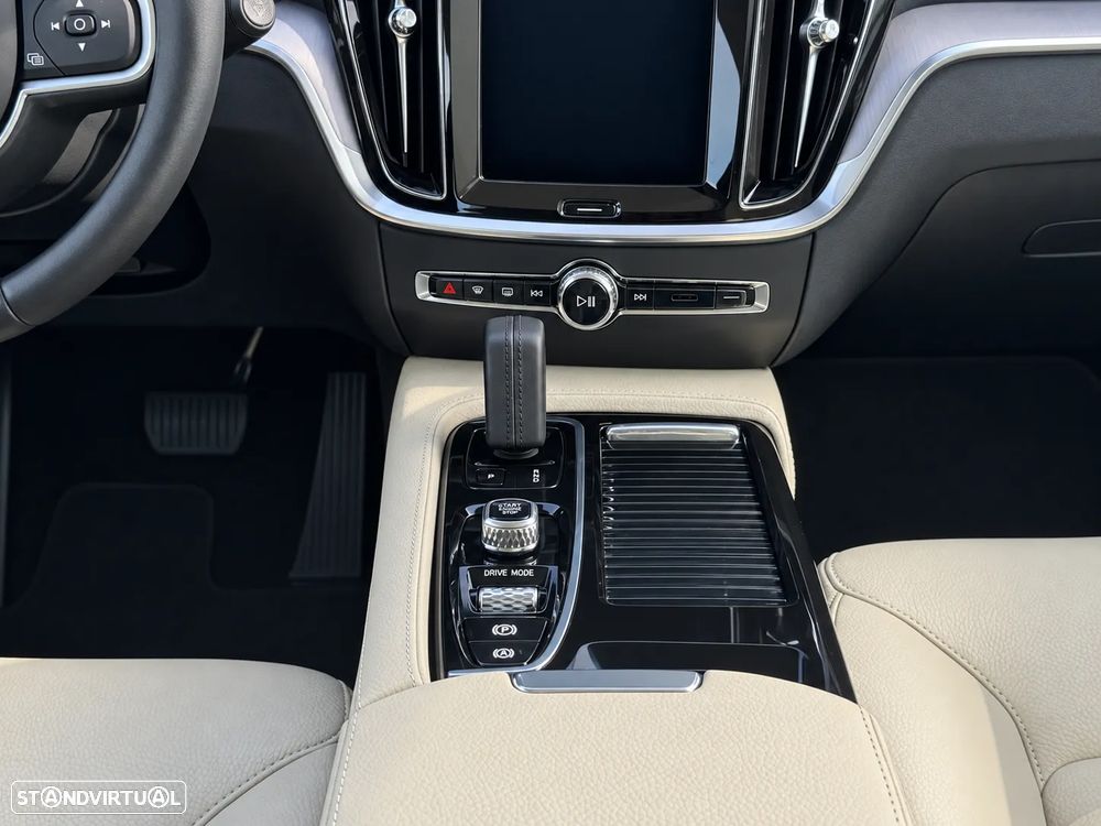 Volvo V60 2.0 T8 AWD TE Momentum Plus - 15