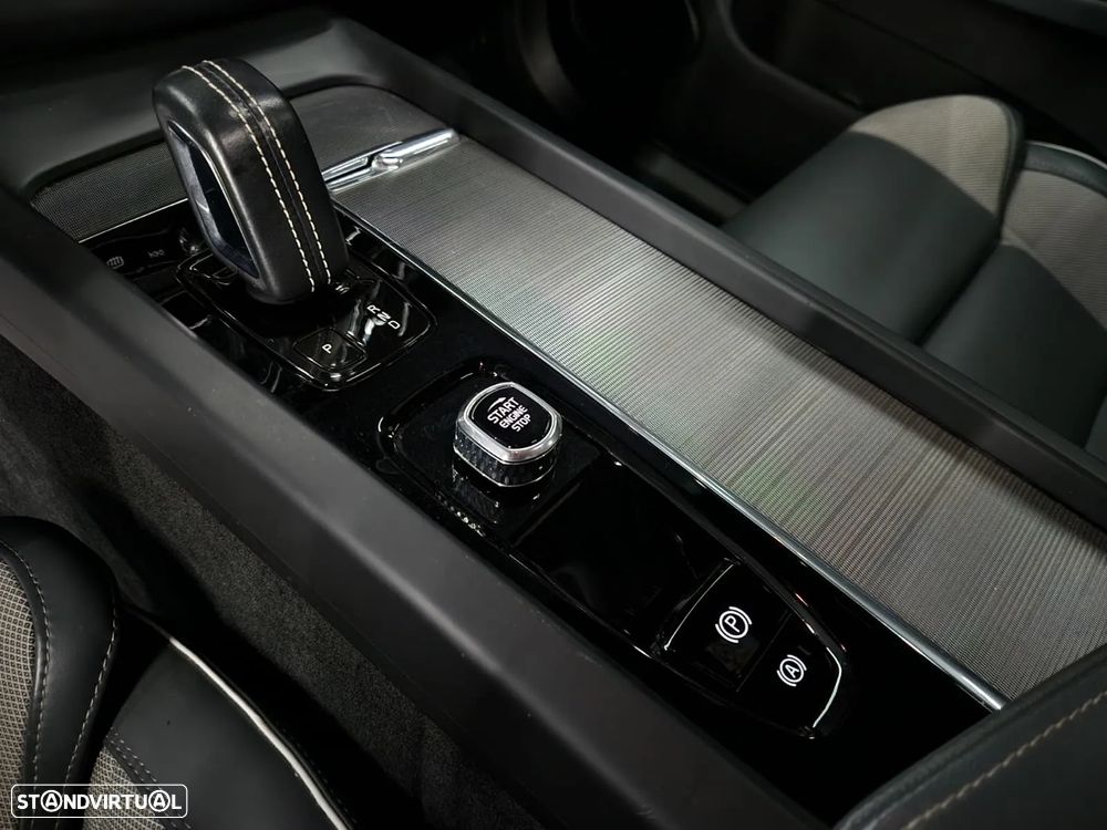 Volvo XC 60 2.0 T8 PHEV R-Design AWD - 17