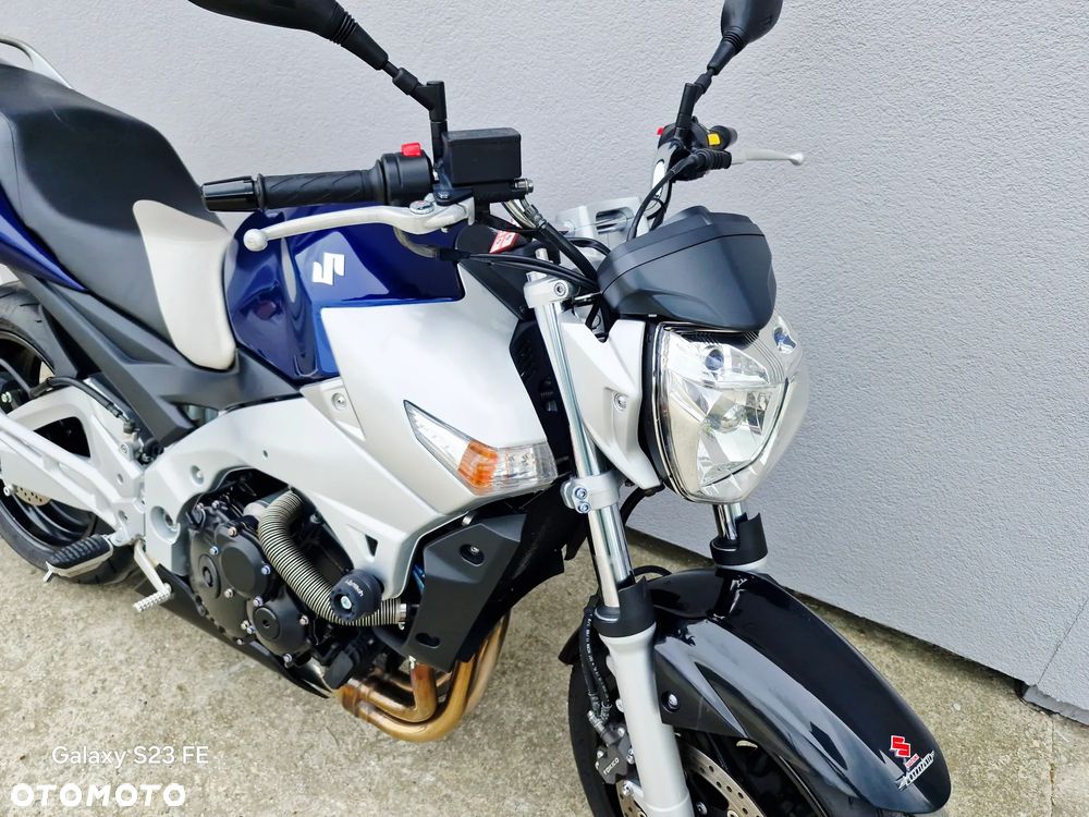 Suzuki GSR - 14