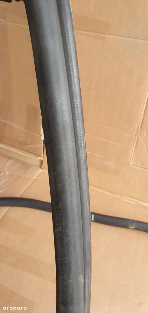 Uszczelka maski komory silnika VW Touareg 7L - 6