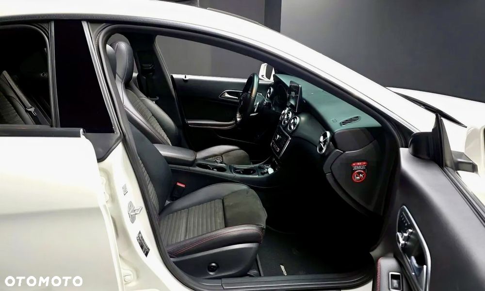 Mercedes-Benz CLA 220 4Matic 7G-DCT AMG Line - 9
