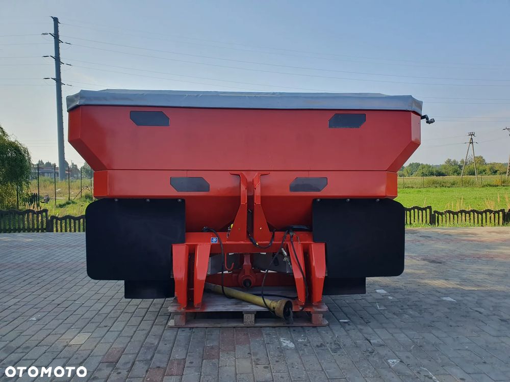 Kuhn Rozsiewacz AXIS 30.1 K 3.000 L - 6