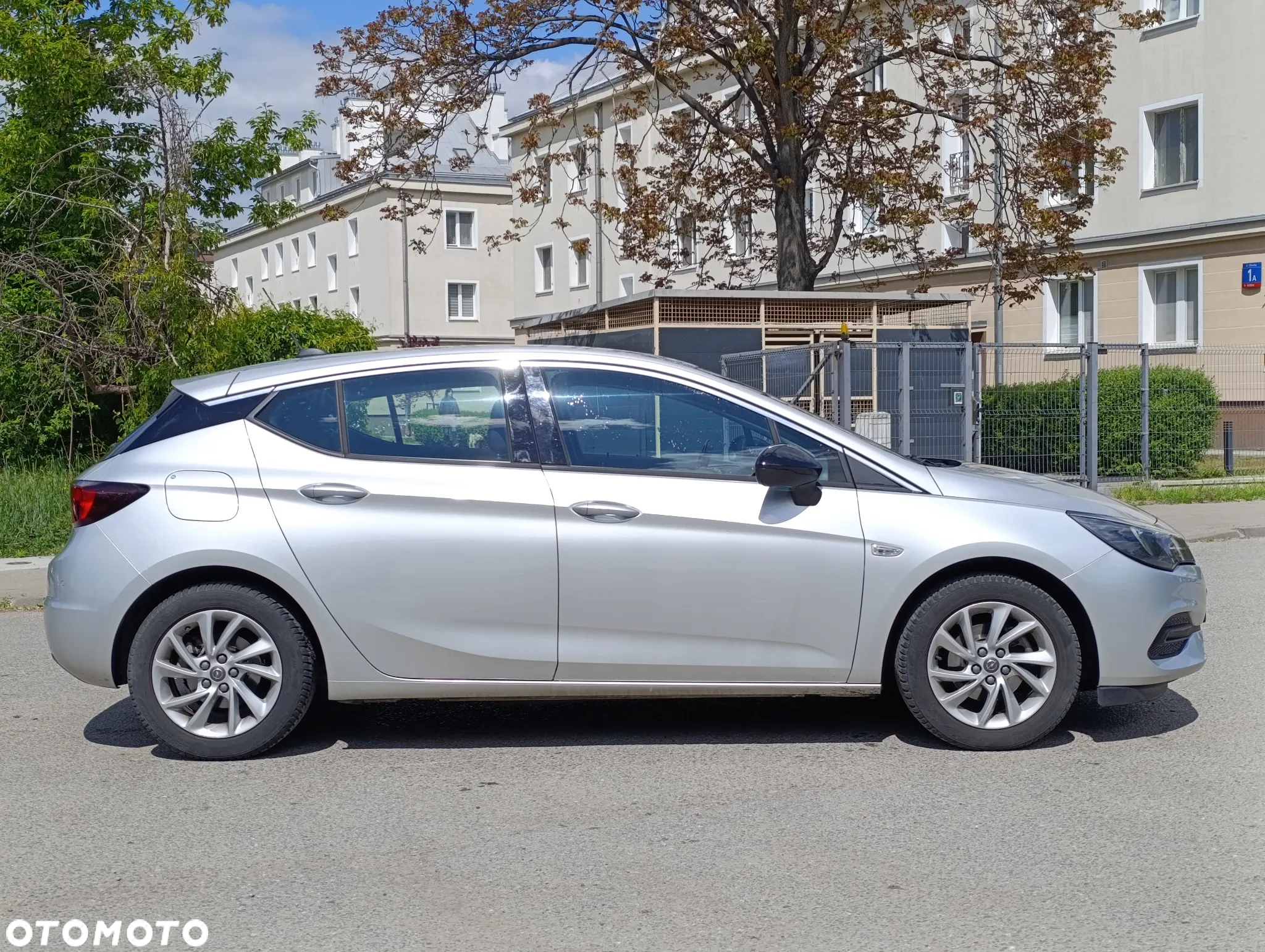 Opel Astra V 1.2 T Elegance S&S - 4
