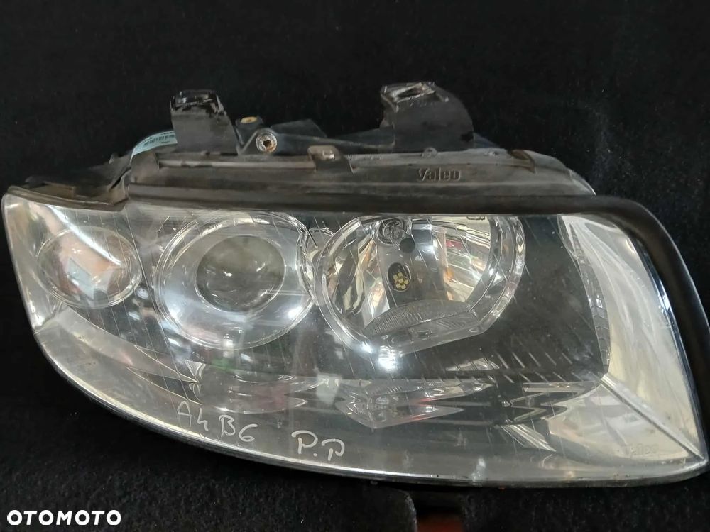 Audi A4 B6 Lampa przednia prawa - 1