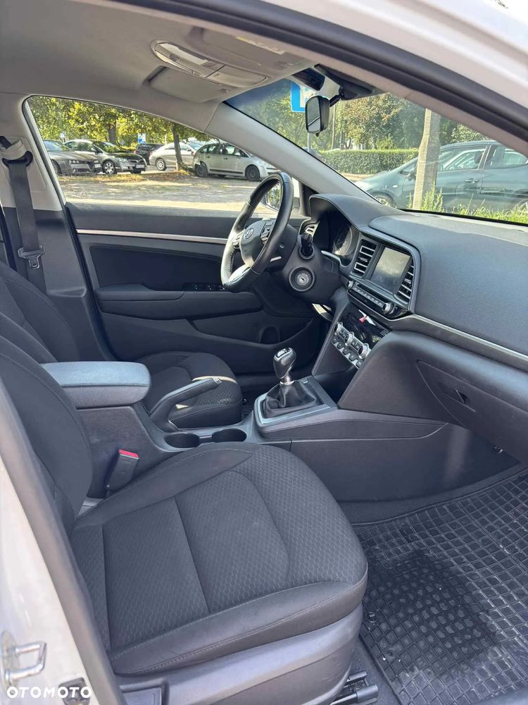 Hyundai Elantra ver-1-6-comfort - 12