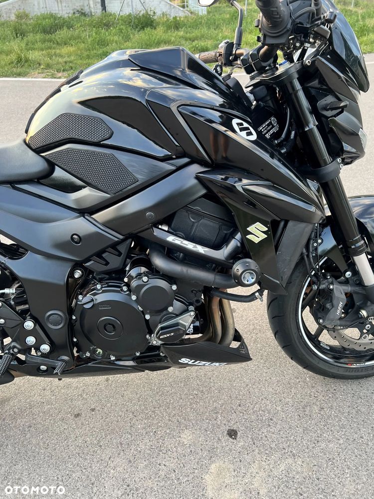 Suzuki GSX - 19