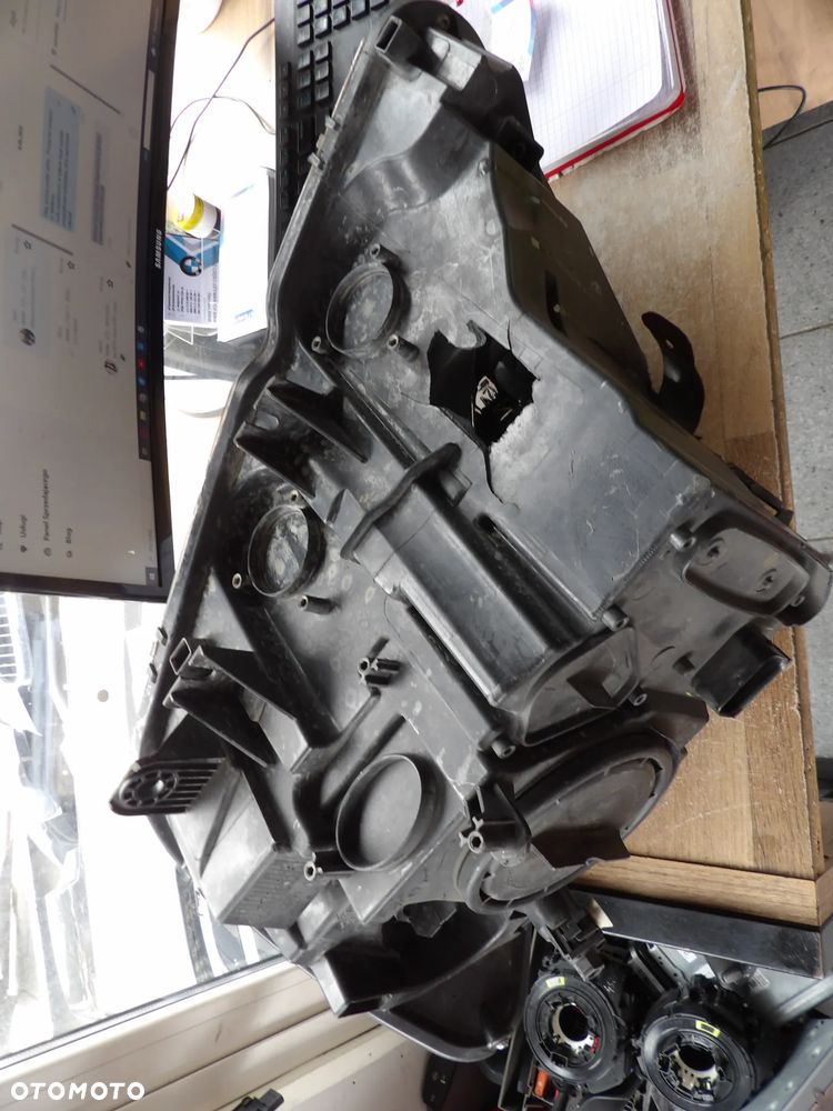 BMW - F25 - PRAWA LAMPA PRZEDNIA - PĘKNIĘTA OBUDOWA - 7217290 - 8