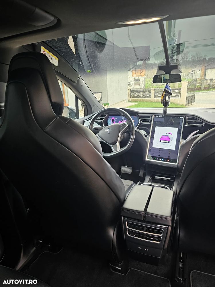 Tesla Model X - 7