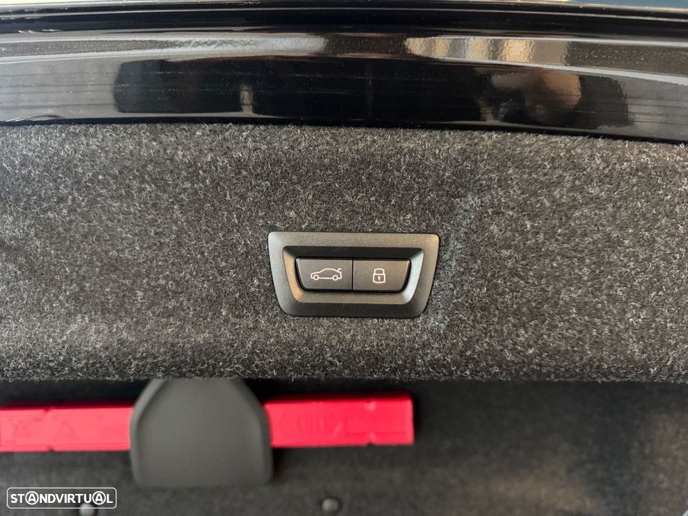 BMW 318 d Pack Desportivo M Auto - 16