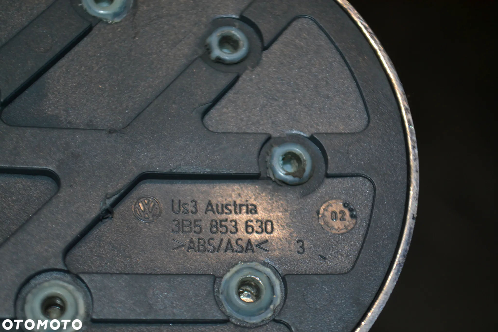 VW PASSAT B5 FL EMBLEMAT LOGO ZNACZEK KLAPY BAGAŻNIKA 3B5853630 - 2