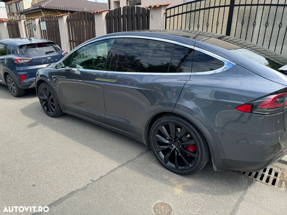 Tesla Model X - 10
