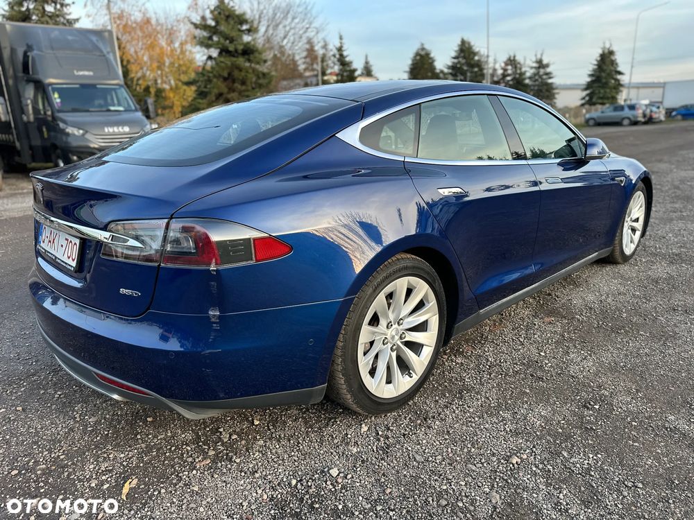 Tesla Model S - 5