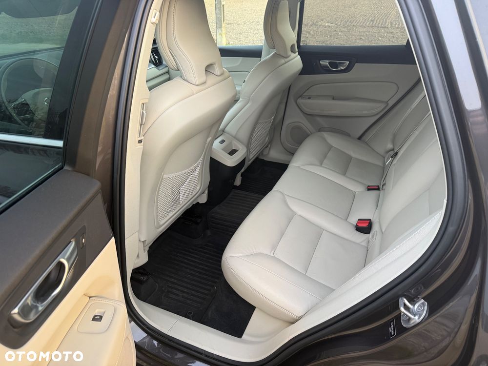 Volvo XC 60 B5 B AWD Momentum - 11