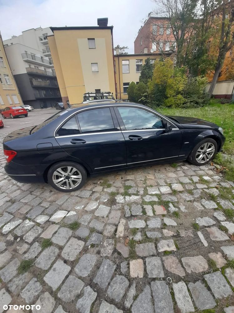 Mercedes-Benz Klasa C 180 CGI BlueEff Avantgarde - 3