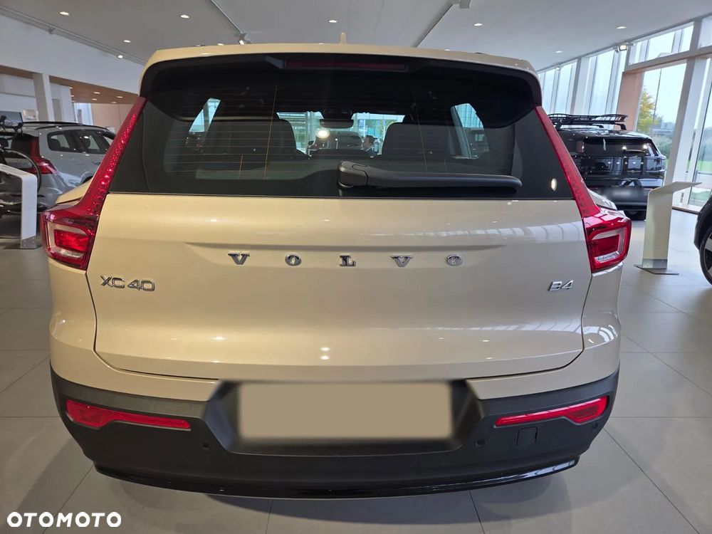 Volvo XC 40 B4 Plus Black Edition - 4
