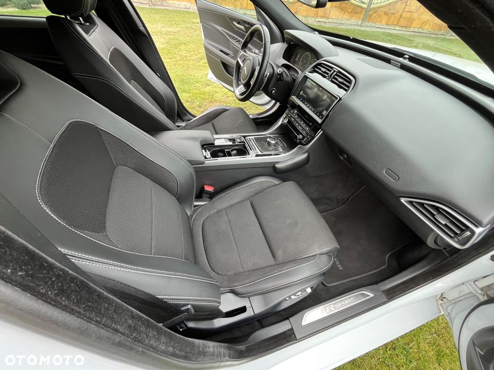 Jaguar XE 2.0 D AWD R-Sport - 34