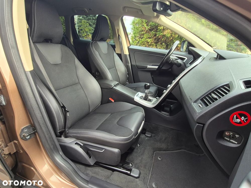 Volvo XC 60 2.4D AWD Momentum - 33