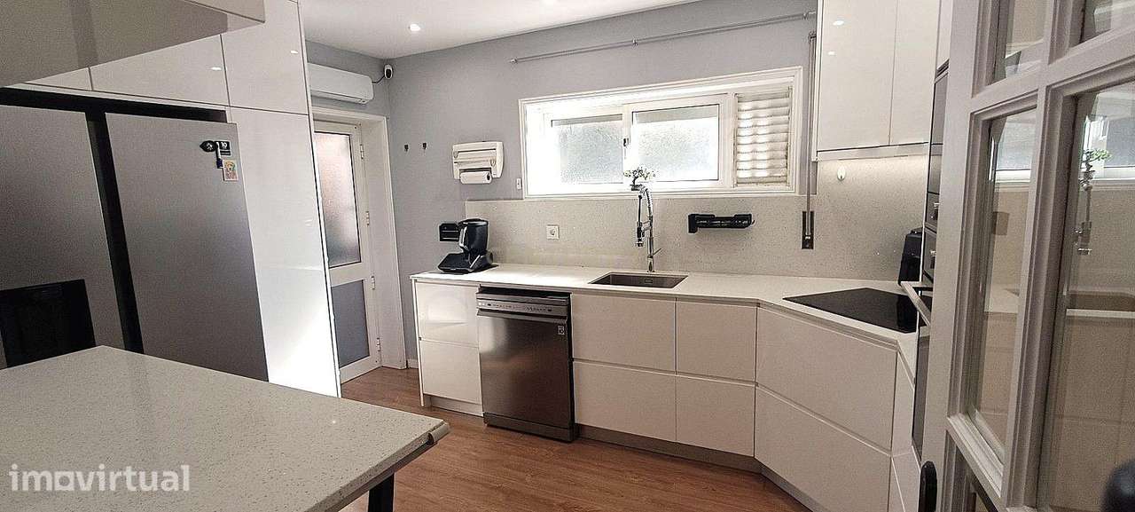 Apartamento T3 com Três Frentes, Varanda e Garagem Fechada em Águas Sa - Grande imagem: 5/31