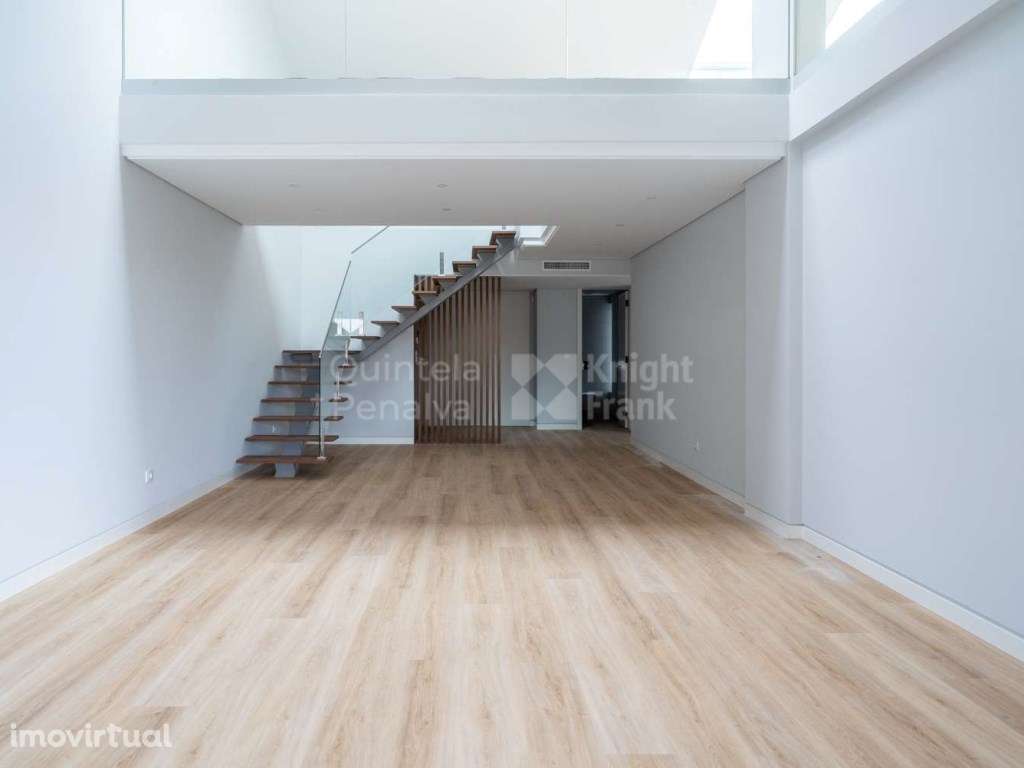 Apartamento T3+1 com duas varandas e estacionamento em Carcavelos - Grande imagem: 3/31