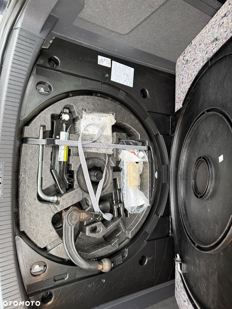 Volkswagen Touran 2.0 TDI DPF DSG Highline - 32