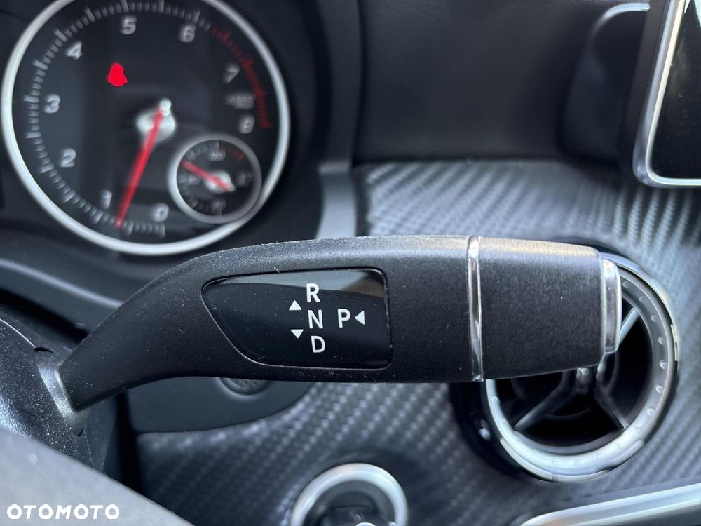 Mercedes-Benz GLA 180 7G-DCT - 11