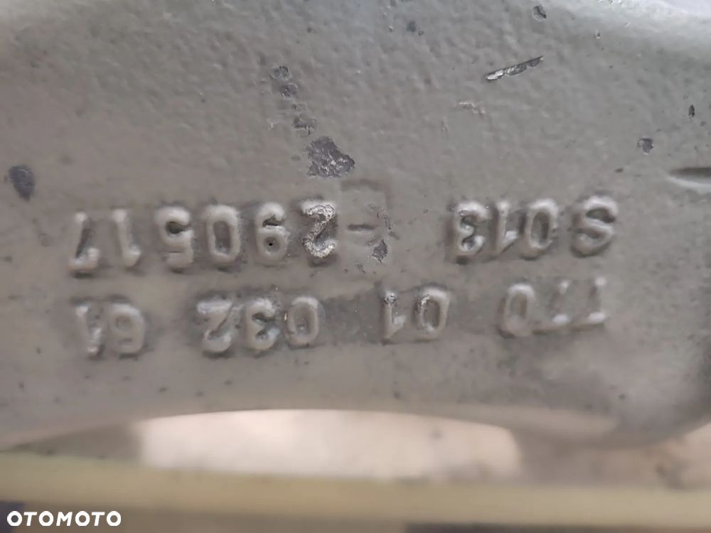 Wahacz osi napędowej 7700103261 MASSEY FERGUSON 8727 - 9