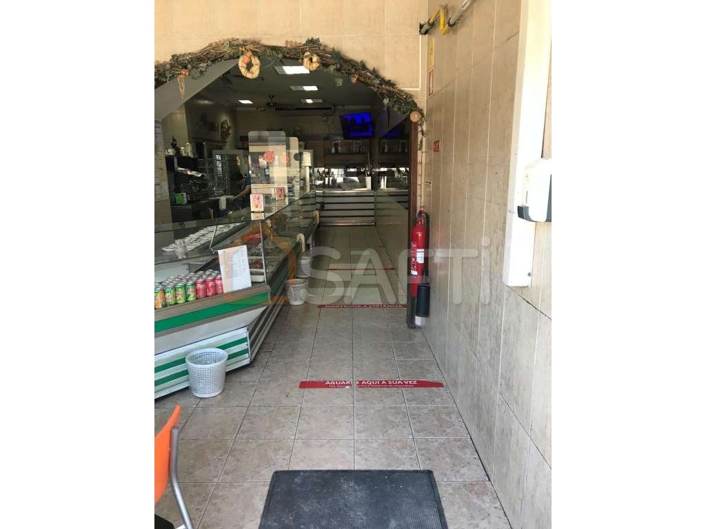 Prédio com Padaria/Pastelaria + Duas habitações - Grande imagem: 2/15