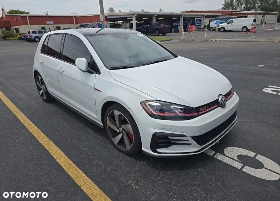 Volkswagen Golf - 1