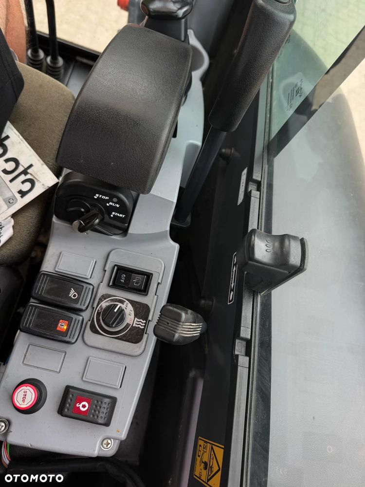 Kubota U27 Minikoparka koparka gąsienicowa 2.8 tony. jak Nówka sztuka z salonu! 2017 rok. 1570mtg. Przywieziona z Gospodarstwa Norweskiego! Zadbana Maszyna ani deka luzów i wycieków. Aktualna Dekra dokumentacja BMWT! Łyżka skarpowa uchylna Hydrauliczna! Szybka wolna jazda. Zamki na tłokach. Wersja Norweska!! OKAZJA Tanio - 21