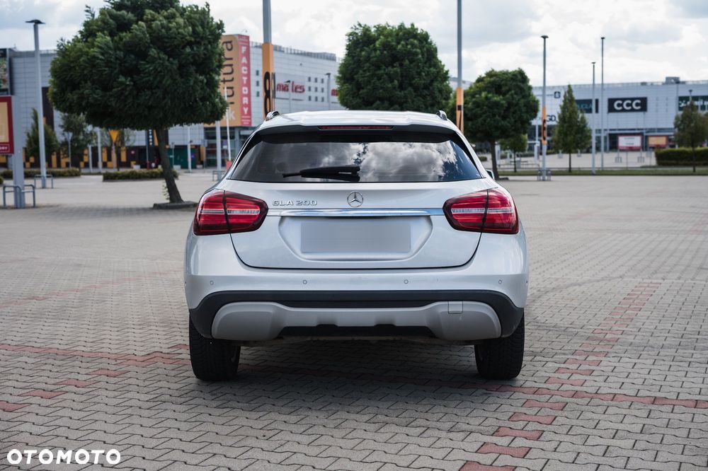 Mercedes-Benz GLA 200 7G-DCT - 15