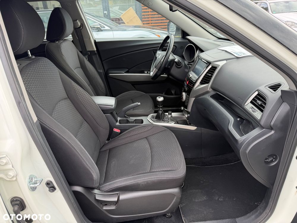 SsangYong/KGM Tivoli e-XGi 160 2WD Black+White - 32