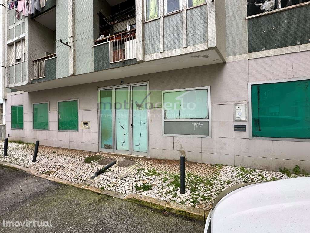 Garagem Ampla com 165 m² e Saída Direta para a Rua - Agualva-Cacém - Grande imagem: 3/4