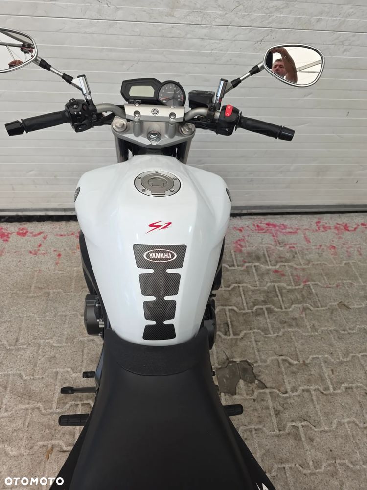 Yamaha FZ - 27