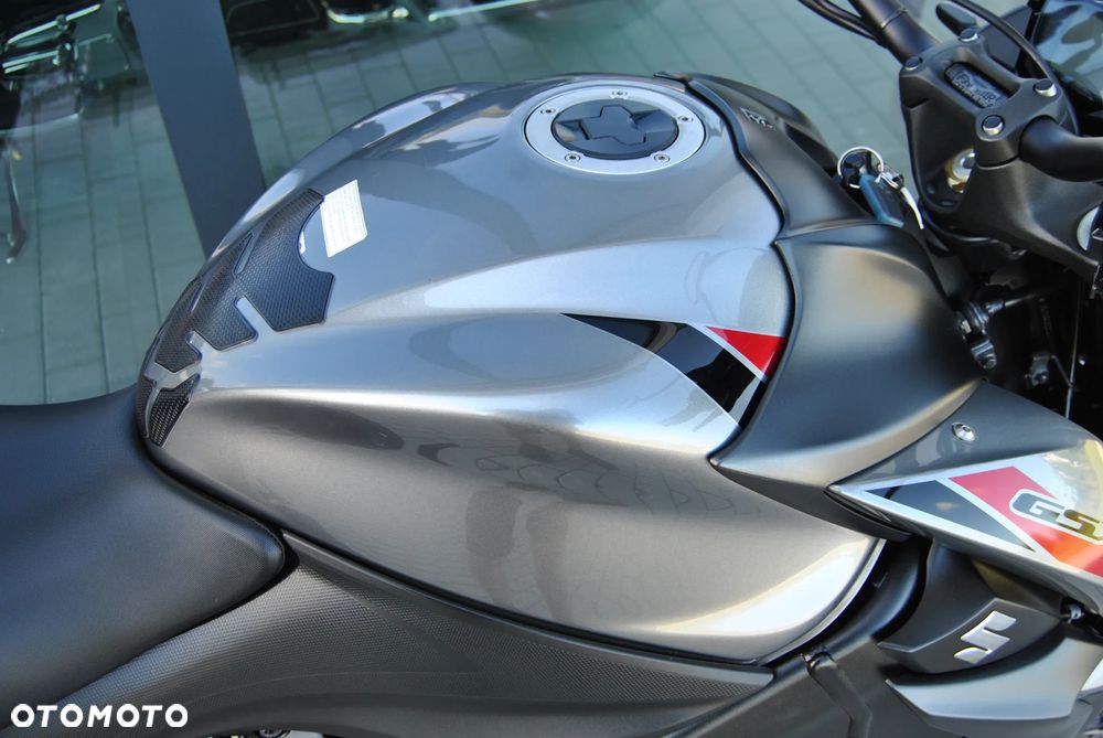 Suzuki GSX - 23