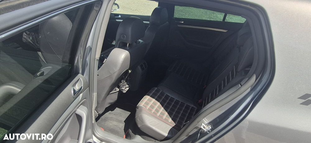 Volkswagen Golf - 8