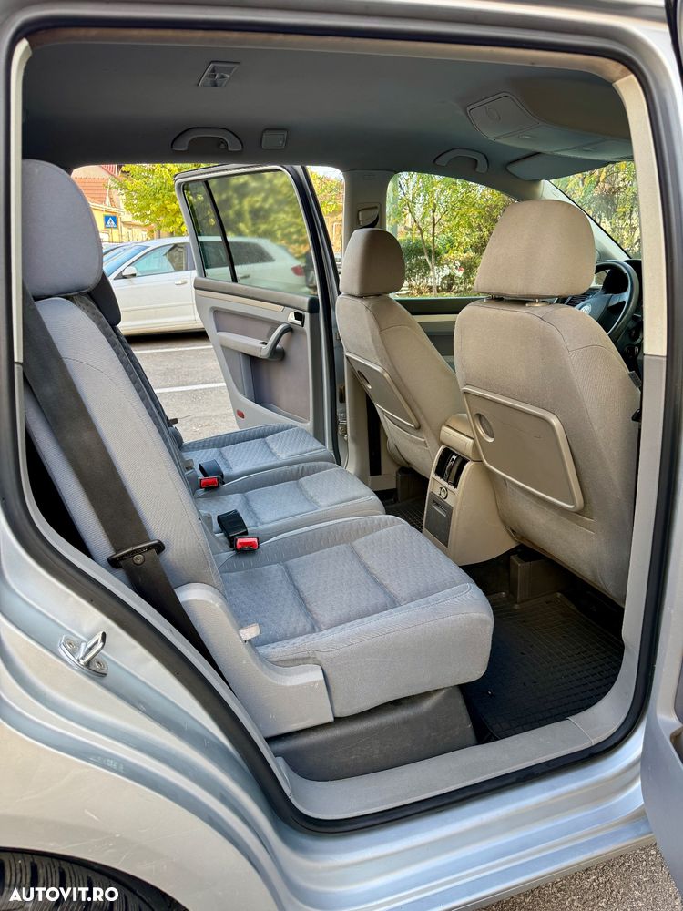 Volkswagen Touran 1.9 TDI DPF Conceptline DSG - 9