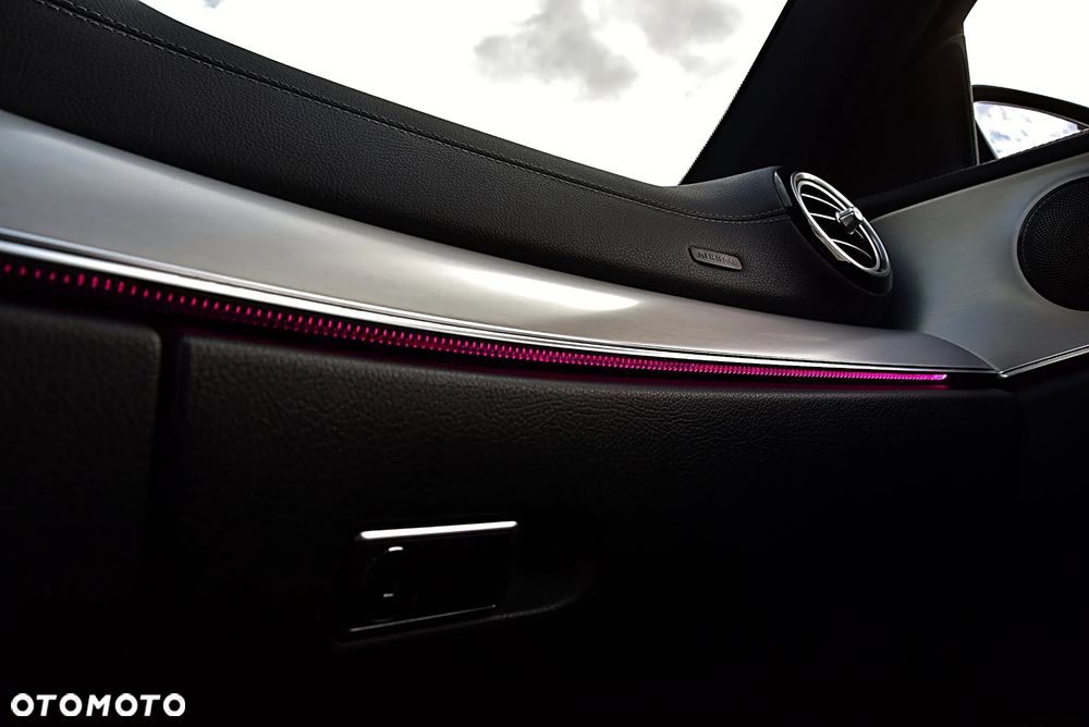 Mercedes-Benz Klasa E 220 d 4-Matic 9G-TRONIC - 35