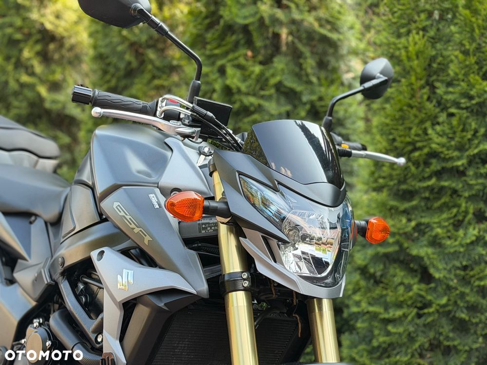 Suzuki GSR - 11