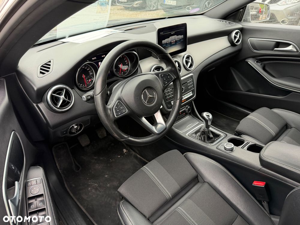 Mercedes-Benz CLA 180 Urban - 38