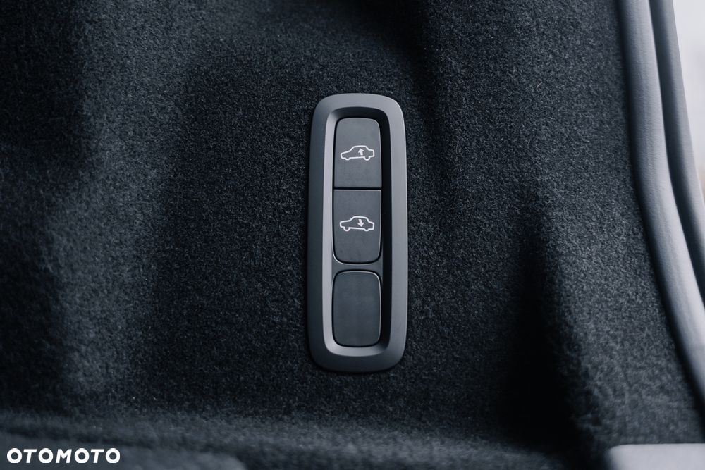 Volvo XC 60 T8 Plug-In Hybrid AWD Ultimate Dark - 9