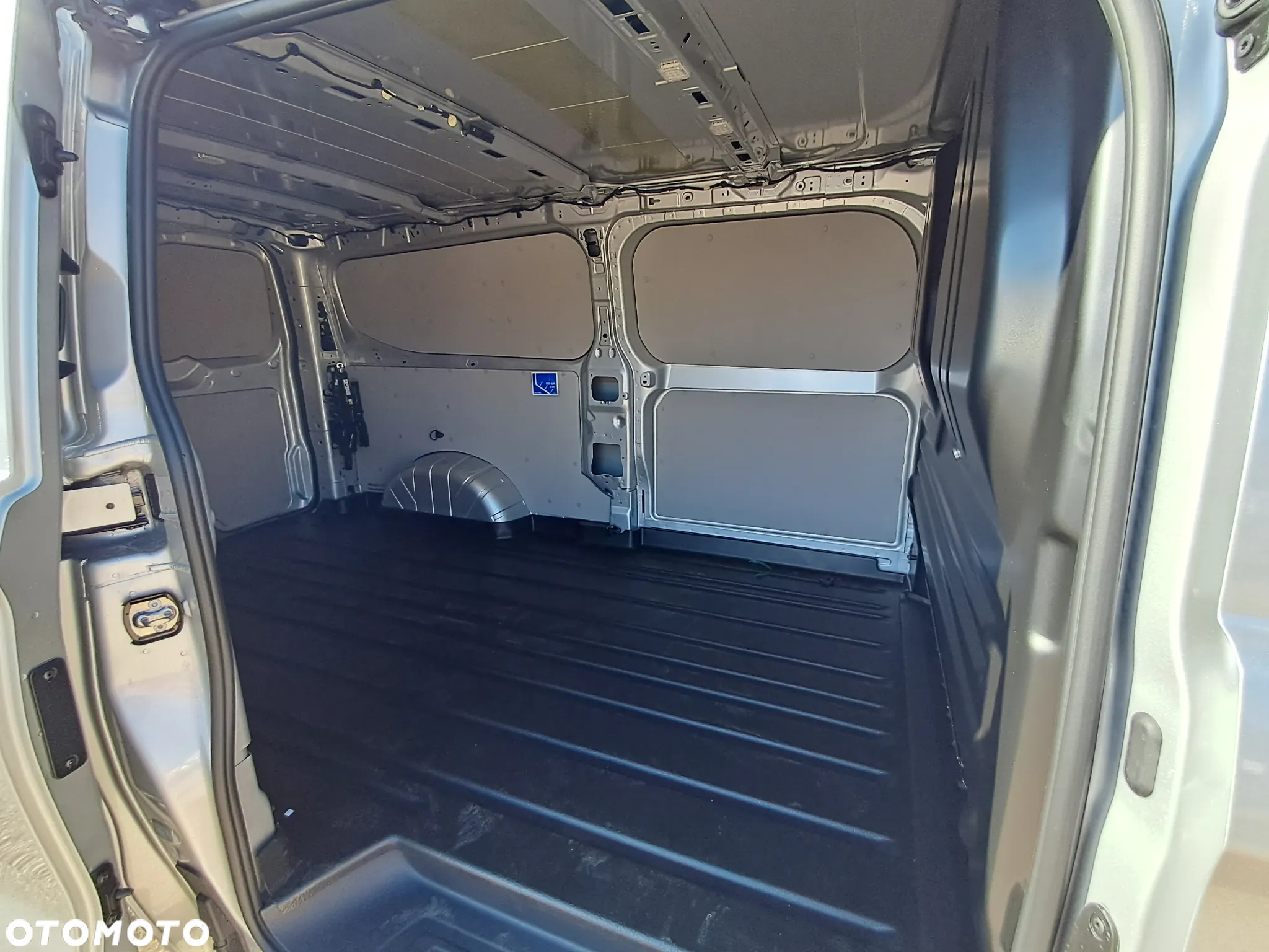 Ford Custom Van - 8
