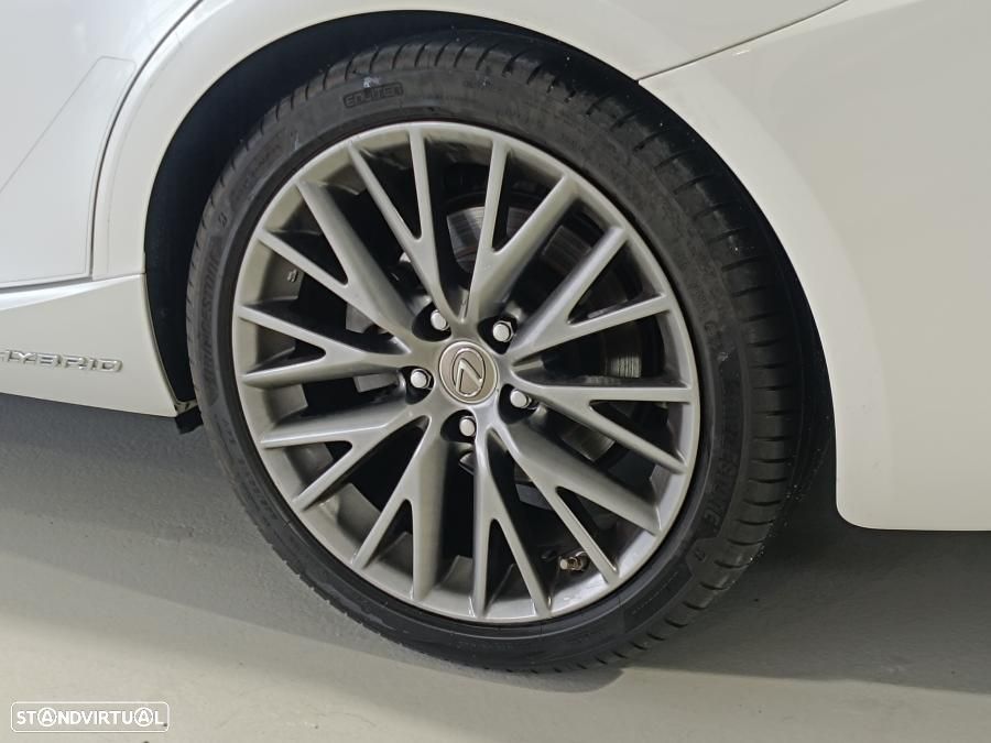 Lexus IS 300H - 3