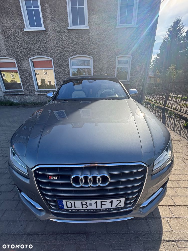 Audi S8 - 2