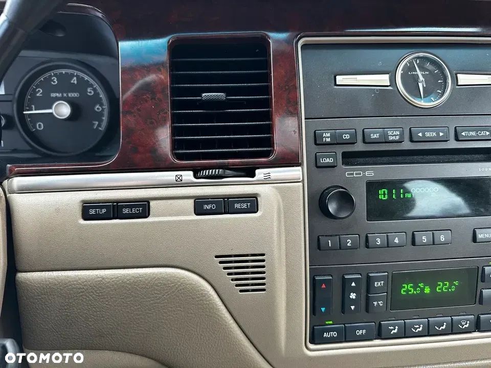 Lincoln Town Car - 27